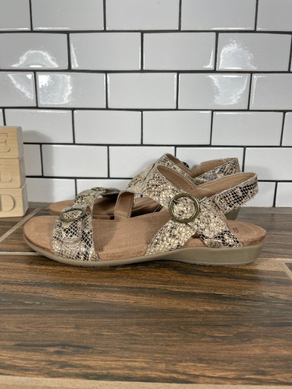 Earth Origins Beck Shoes Womens 7.5 Narrow Taupe Reptile Print Strappy Sandals